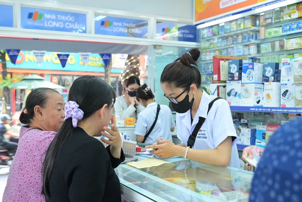 Long Châu tiên phong đưa phát minh y khoa từ Anh quốc đến Việt Nam, mở bước ngoặt điều trị cho bệnh nhân tăng kali máu. Ảnh: Hoàng Khánh