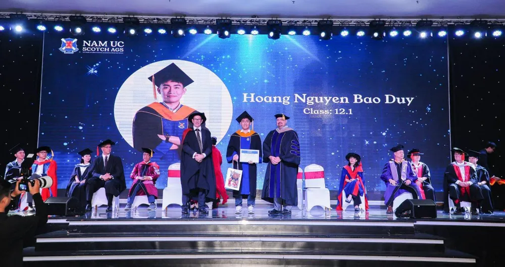 Hiệu trưởng Trent Driver của Scotch College Adelaide (phải) trong buổi tốt nghiệp của học sinh Nam Úc Scotch AGS tháng 5 vừa qua