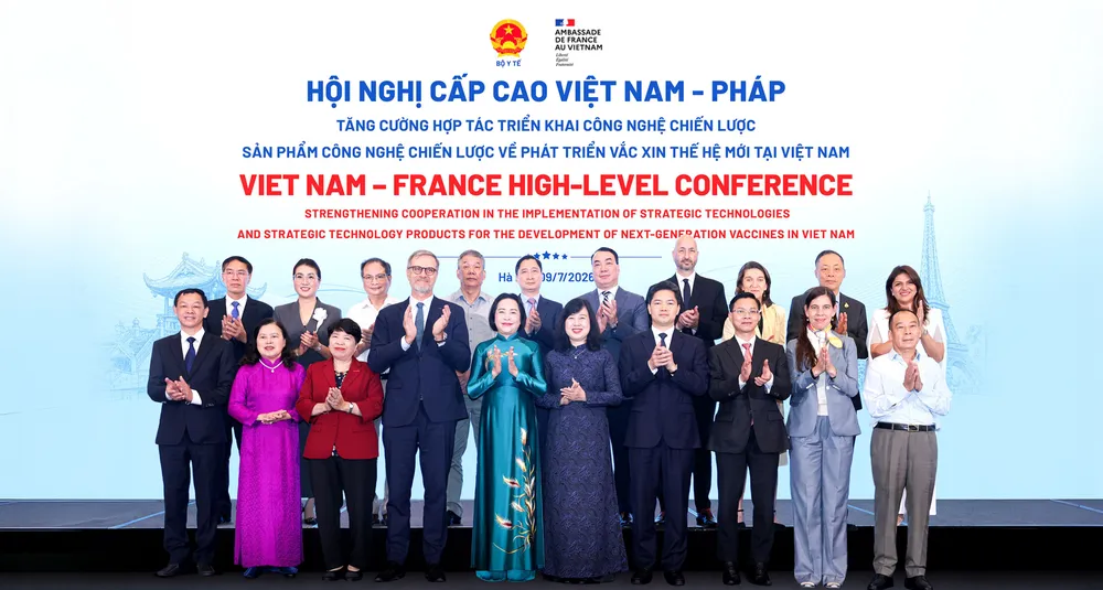 Hội nghị cấp cao với sự tham dự của lãnh đạo Đảng, Nhà nước, Chính phủ, Quốc hội; lãnh đạo các ban, bộ, ngành Trung ương; Bộ Y tế Việt Nam; Đại sứ quán Cộng hòa Pháp tại Việt Nam; đại diện Tổ chức Y tế Thế giới (WHO), Quỹ Nhi đồng Liên Hợp Quốc (UNICEF); các chuyên gia, nhà khoa học, Tập đoàn Dược phẩm Sanofi và Công ty Vaccine Việt Nam (VNVC)