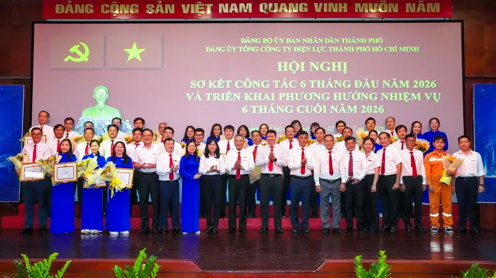 Đại diện lãnh đạo EVNHCMC khen thưởng các cá nhân, tập thể đạt thành tích xuất sắc trong công tác 6 tháng đầu năm 2026 (ẢNH: MINH VIỆT)