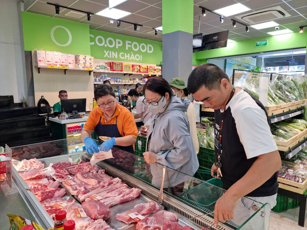 Khách hàng chọn mua thực phẩm tại một cửa hàng Co.op Food ở TPHCM (ẢNH: KHÁNH CHI)