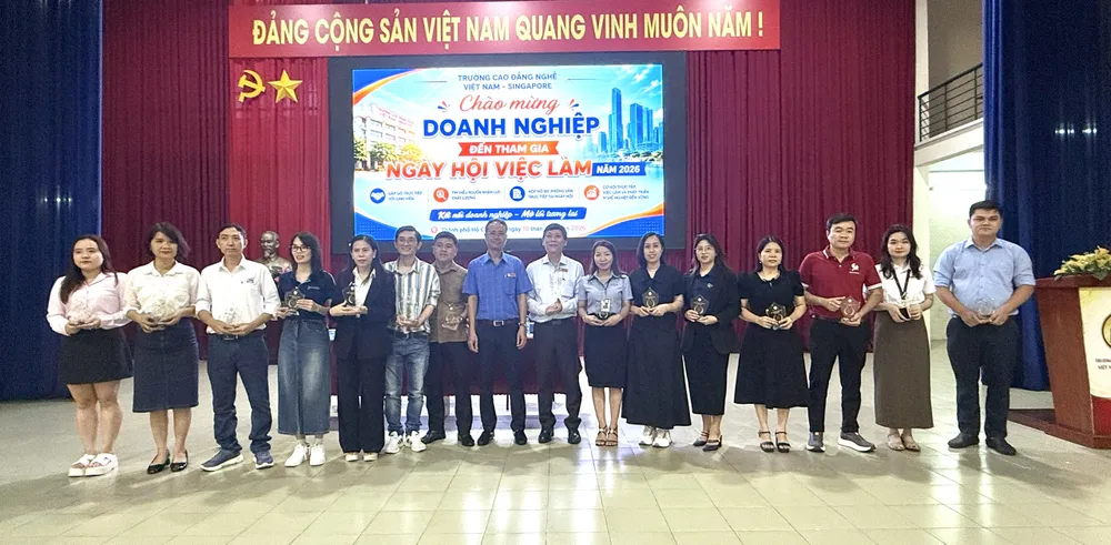 Ban Giám hiệu Trường Cao đẳng nghề Việt Nam – Singapore trao kỷ niệm chương tri ân các doanh nghiệp đồng hành, tham gia Ngày hội Việc làm năm 2026
