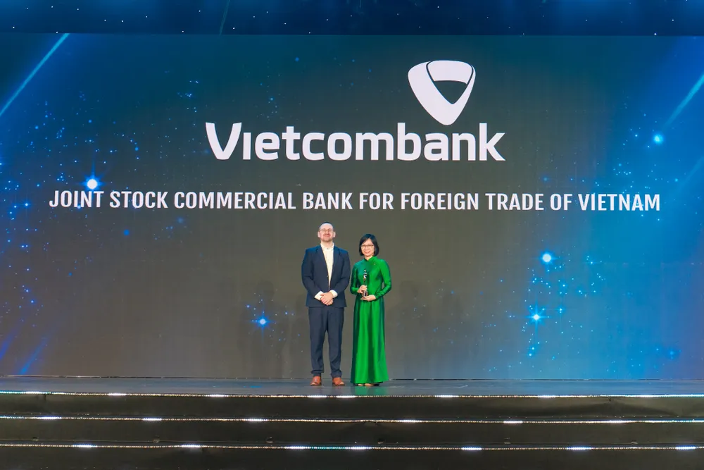 Bà Tô Thị Phương Dung, Trưởng Phòng Chính sách & Kế hoạch nhân sự đại diện Vietcombank nhận cúp “Harmonia” từ ban tổ chức