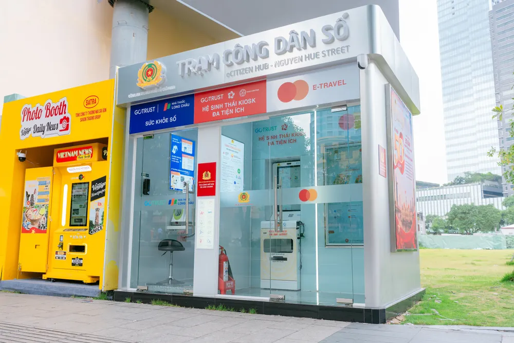 Trạm Công dân số đầu tiên tại phố đi bộ Nguyễn Huệ đưa dịch vụ y tế số đến gần hơn với người dân TP.HCM và du khách. Ảnh: H.Khánh