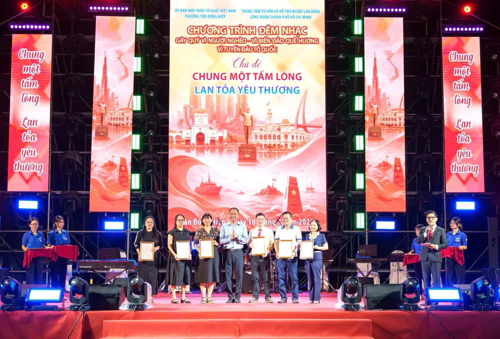 Chủ tịch Ủy ban MTTQ Việt Nam phường Tân Đông Hiệp tri ân các doanh nghiệp hỗ trợ đêm nhạc