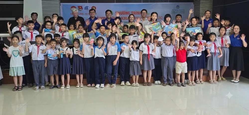 Các em học sinh chụp ảnh lưu niệm cùng đại diện VWS và Ban tổ chức sau chương trình "Khám phá tri thức", khép lại một ngày trải nghiệm ý nghĩa về bảo vệ môi trường và phát triển bền vững