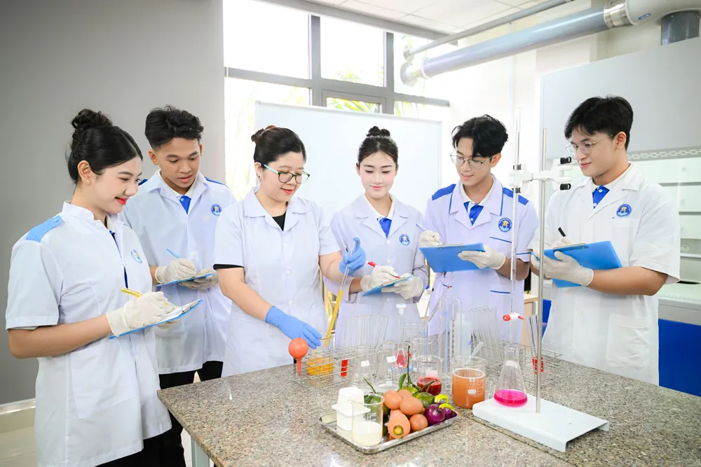 Sinh viên Trường Đại học Văn Hiến thực hành tại phòng thí nghiệm hiện đại dưới sự hướng dẫn của giảng viên, góp phần nâng cao năng lực chuyên môn và kỹ năng nghiên cứu