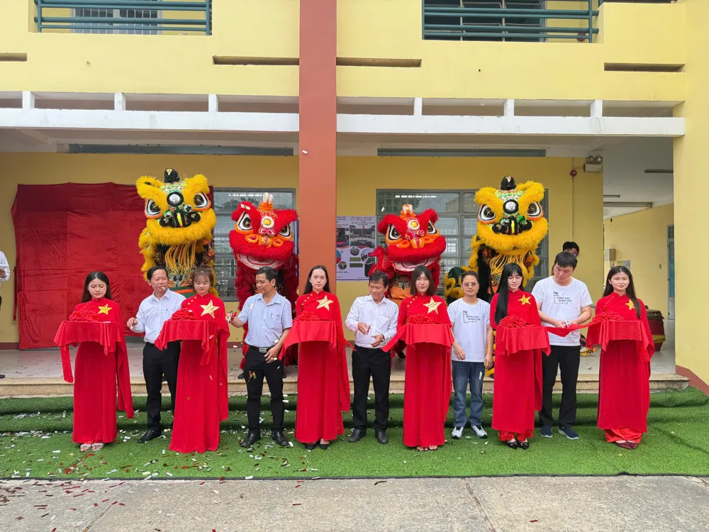 Các đại biểu thực hiện nghi thức cắt băng khánh thành phòng thực hành máy tính tại Trường Cao đẳng Nghề Việt Nam – Singapore