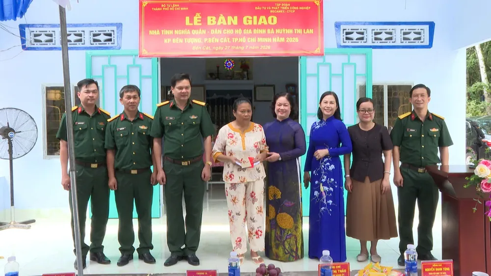 Đại diện Bộ Tư lệnh TPHCM và lãnh đạo phường Bến Cát trao quà cho gia đình bà Huỳnh Thị Lan tại lễ bàn giao