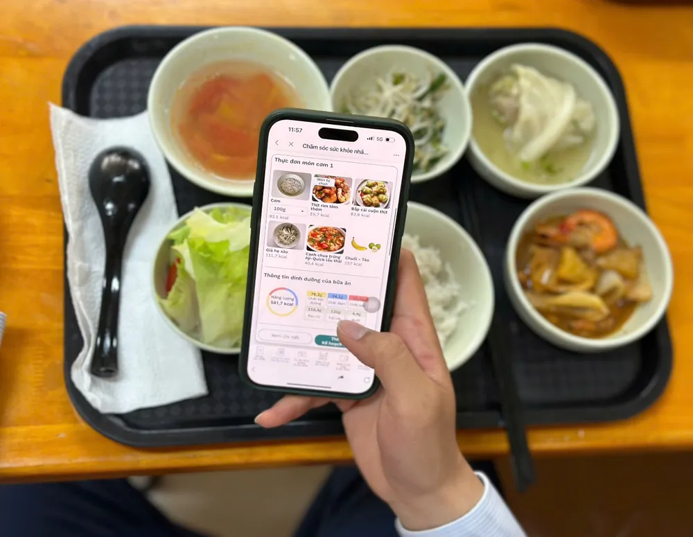 Người lao động tại Ajinomoto chủ động theo dõi giá trị dinh dưỡng bữa ăn hằng ngày bằng phần mềm