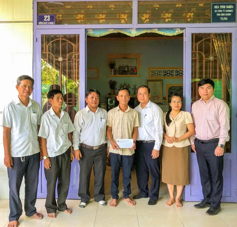 Ông Nguyễn Thanh Lâm, Bí thư Đảng ủy, Chủ tịch HĐND xã Thường Tân trao quà cho các gia đình chính sách