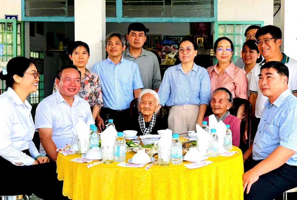 Ông Nguyễn Đình Khánh, Bí thư Đảng uỷ xã Dầu Tiếng cùng cán bộ công viên chức xã ân cần thăm hỏi và dùng bữa cơm tri ân cùng các Mẹ Việt Nam Anh hùng