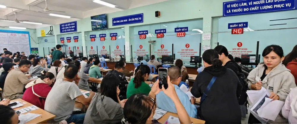 Người lao động thực hiện thủ tục hưởng bảo hiểm thất nghiệp, đồng thời được tư vấn, giới thiệu việc làm và chính sách hỗ trợ đào tạo nghề tại Trung tâm Dịch vụ việc làm TPHCM