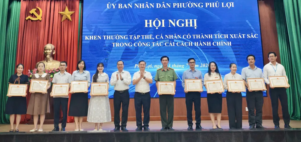 Các tập thể, cá nhân có thành tích xuất sắc trong công tác cải cách hành chính 6 tháng đầu năm 2026 nhận khen thưởng