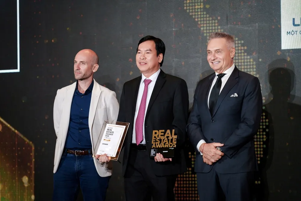 Ông Bùi Ngươn Phong, Chủ tịch HĐQT, Nhà sáng lập hệ sinh thái Tập đoàn Lê Phong, đại diện doanh nghiệp nhận giải thưởng “Nhà phát triển bất động sản tầm trung tốt nhất Việt Nam 2026” tại Dot Property Vietnam Awards 2026