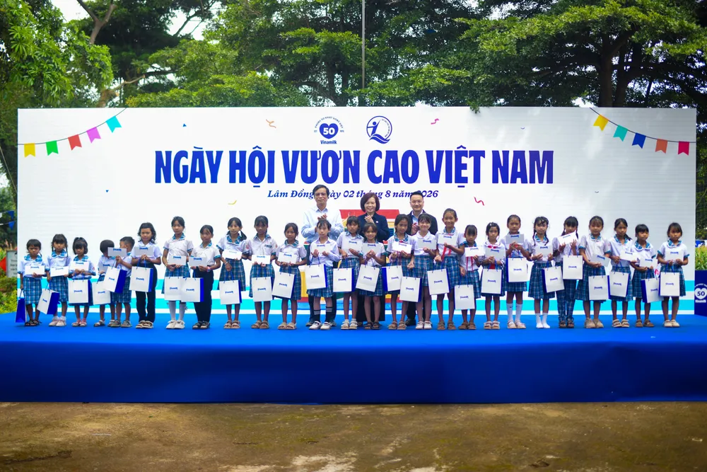 Các đại biểu trao tặng những phần học bổng Vinamilk đến cho các em học sinh Trường Tiểu học An Hiệp (Ảnh: Hải An)
