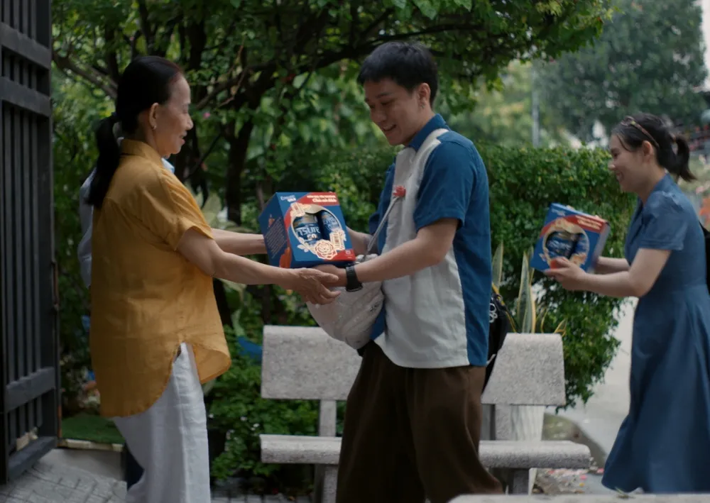 Trao yêu thương, chúc sức khỏe cha mẹ mùa Vu Lan