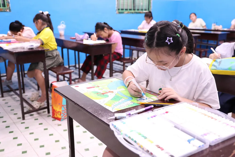Các thí sinh tham gia cuộc thi vẽ tranh _Mỗi giọt nước - Một mầm xanh_.jpg