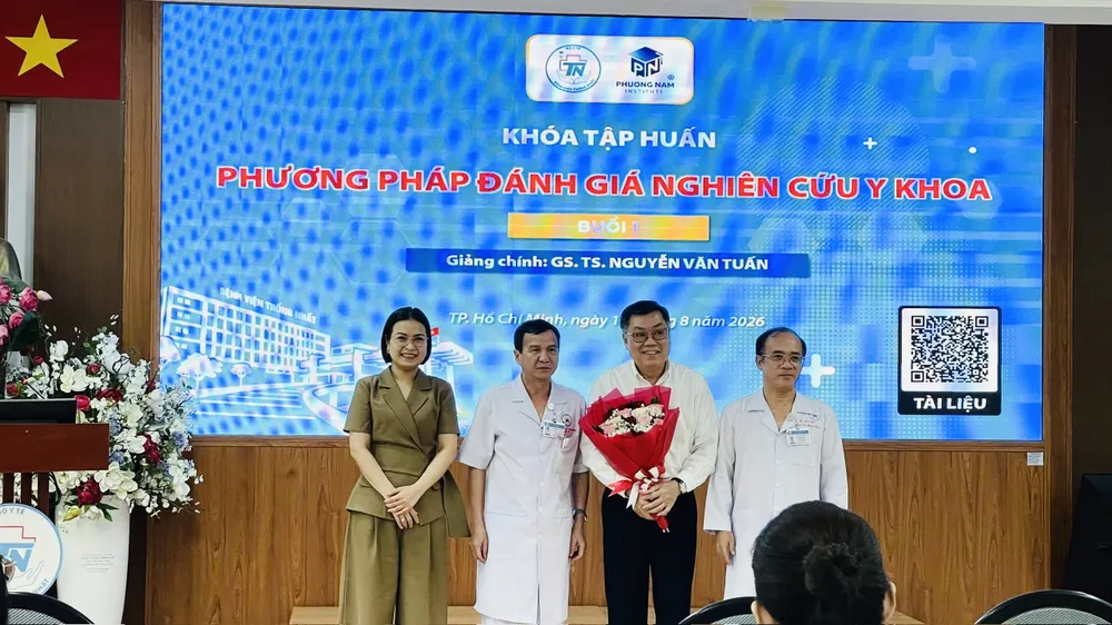  Bà Nguyễn Thị Xuân Vy, Viện trưởng Viện Phương Nam - TTND.PGS.TS.BS Lê Đình Thanh, Giám đốc Bệnh viện Thống Nhất; GS.TS. Nguyễn Văn Tuấn, Giám đốc Trung tâm Công nghệ Y tế, Đại học Công nghệ Sydney (Úc); TTƯT.PGS.TS.BS Võ Thành Toàn, Phó Giám đốc Bệnh viện Thống Nhất