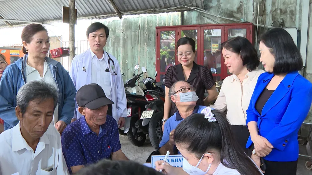 Lãnh đạo phường Bến Cát thăm hỏi tình hình sức khỏe của người dân