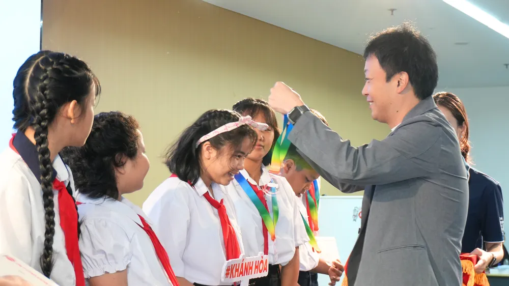 6. OK Đại diện công ty Acecook Việt Nam trao quà và huy chương cho các em tham gia.png