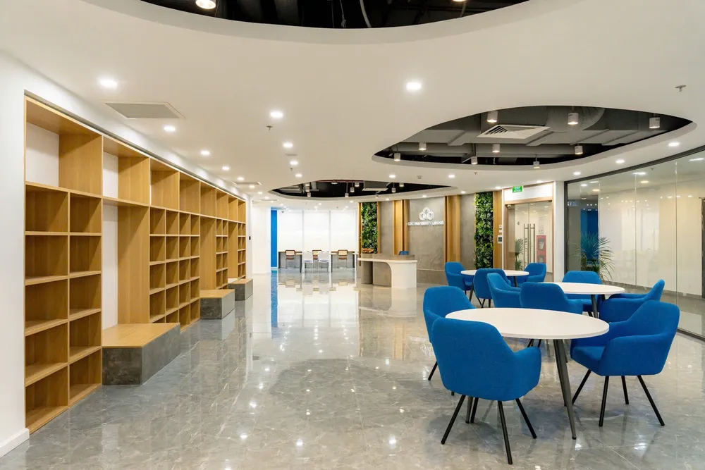 Thư viện và khu vực tự học được bố trí để đáp ứng nhu cầu học tập cá nhân và theo nhóm