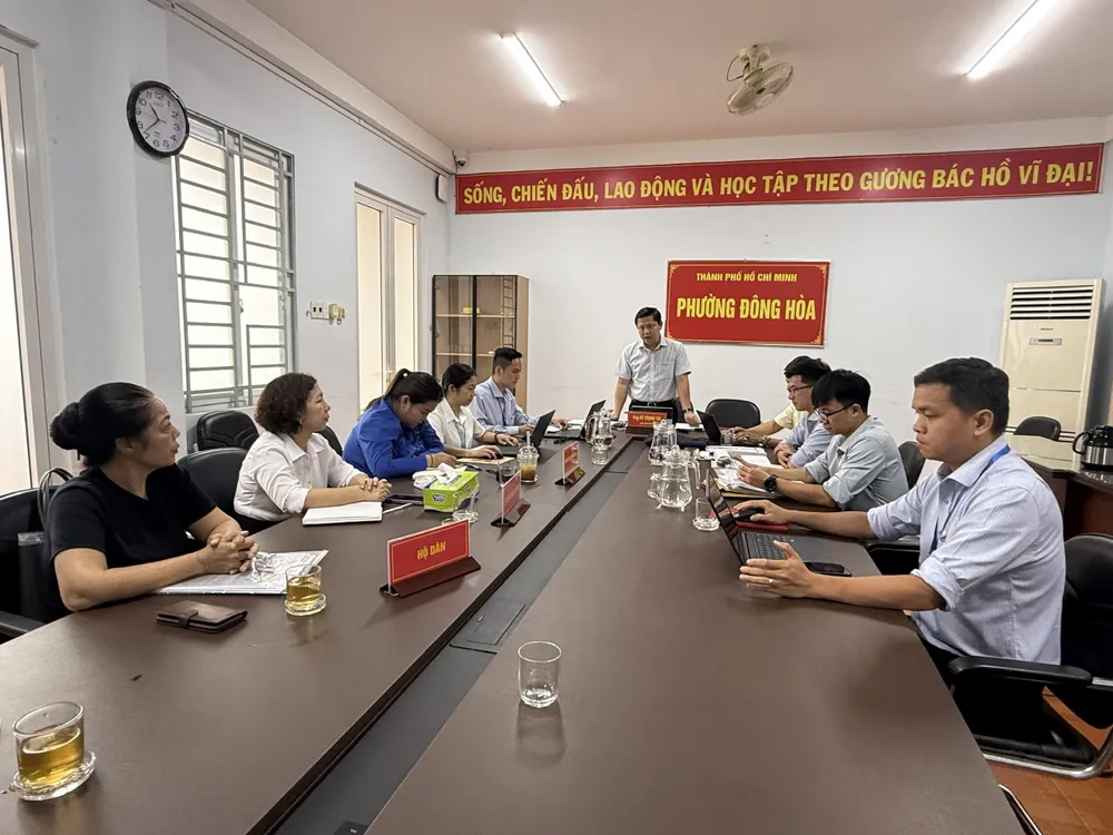 Ông Võ Trọng Tài, Chủ tịch UBND phường Đông Hòa, trực tiếp gặp gỡ, đối thoại với người dân có đất nằm trong dự án để lắng nghe, giải đáp những vướng mắc về bồi thường, hỗ trợ và tái định cư