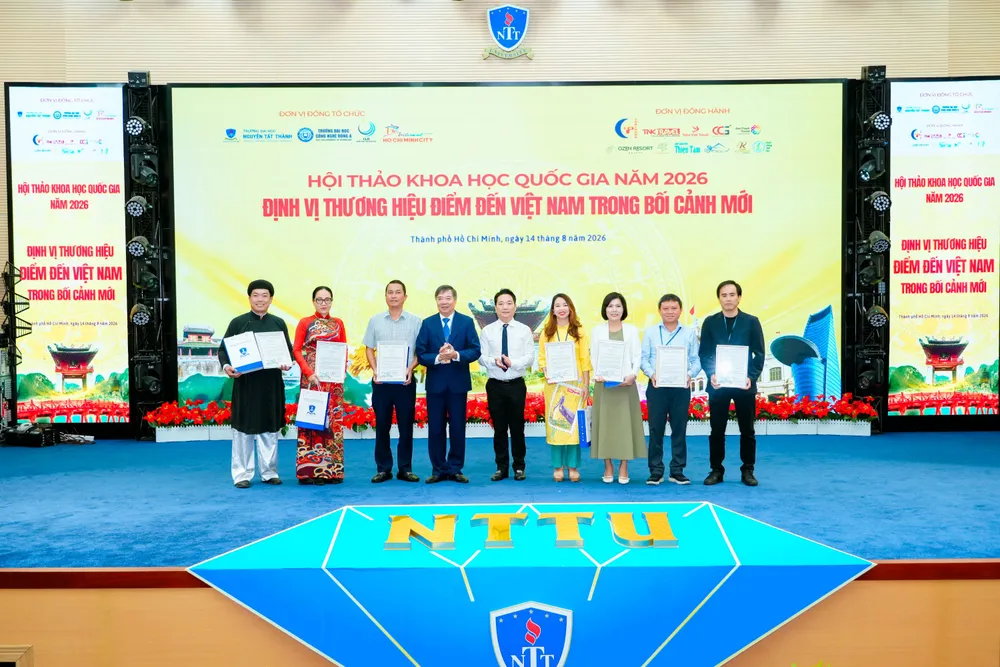 MỚI - Đại diện Ban Tổ chức trao Giấy chứng nhận cho các tác giả, nhóm tác giả có báo cáo tham luận tại Hội thảo.jpg