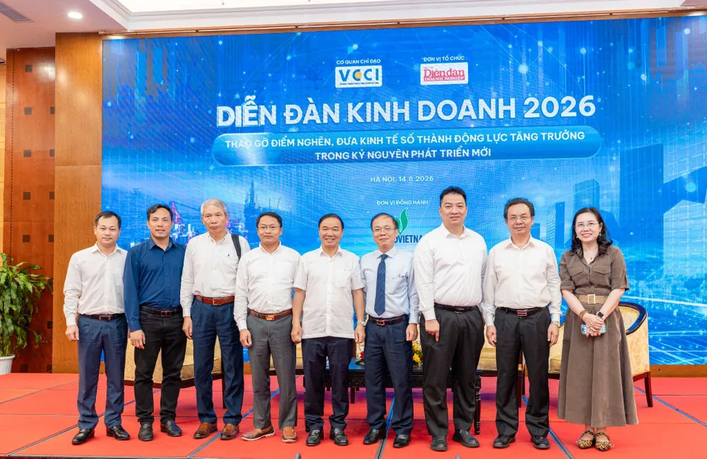 Các đại biểu, diễn giả chụp ảnh lưu niệm tại Diễn đàn Kinh doanh 2026 với chủ đề “Tháo gỡ điểm nghẽn, đưa kinh tế số thành động lực tăng trưởng trong kỷ nguyên phát triển mới”
