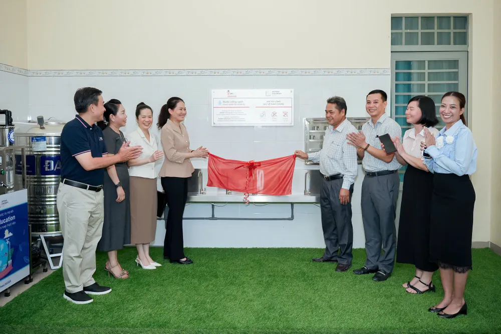 Đại diện Sở GD-ĐT TPHCM, nhà trường và các đơn vị bàn giao hệ thống lọc nước công suất 150 lít/giờ