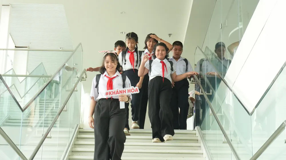 Các em học sinh đến từ 7 tỉnh, thành phố tham quan văn phòng và nhà máy Acecook Việt Nam.jpg