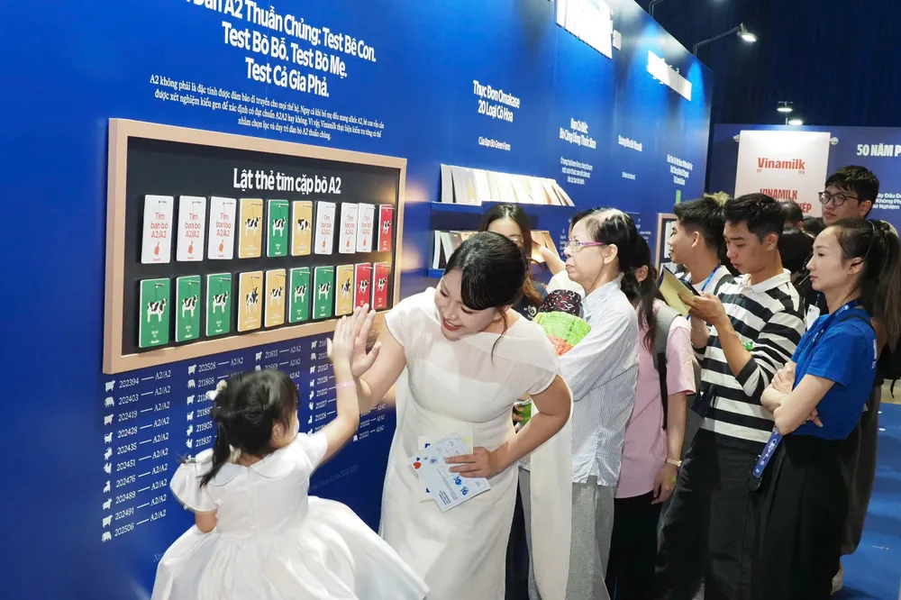 Khách tham quan tập trung tìm hiểu quy trình sản xuất tại triển lãm “50 năm phụng sự khát vọng Việt” của Vinamilk, ngày 19-8