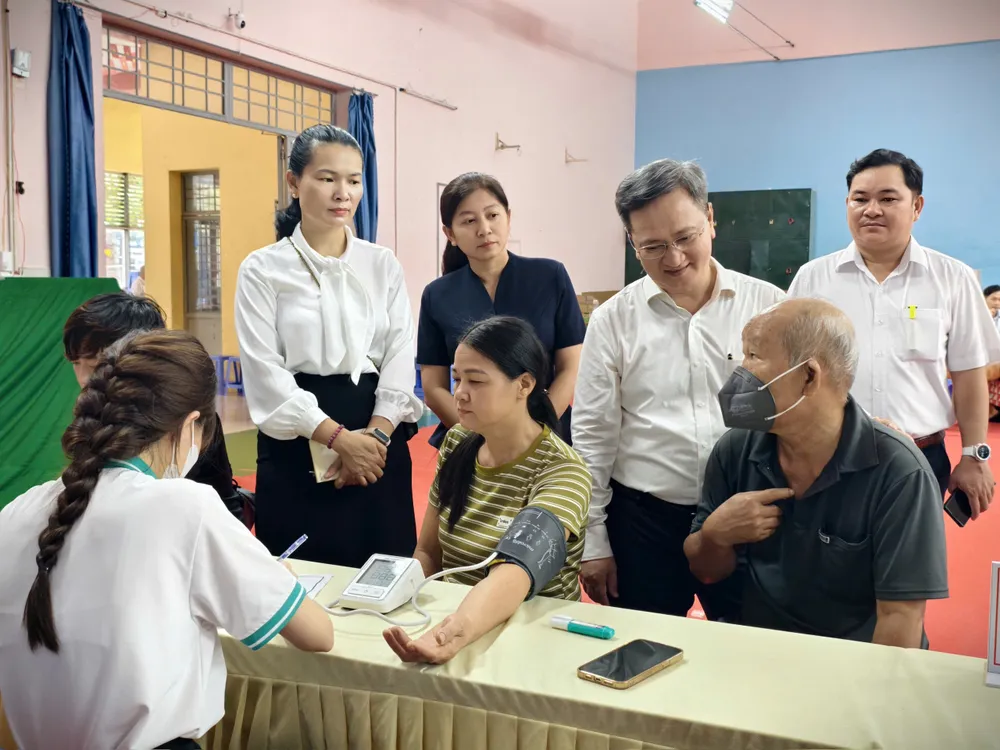 Lãnh đạo phường Phú Lợi thăm 3 điểm khám sức khỏe cố định trên địa bàn phường