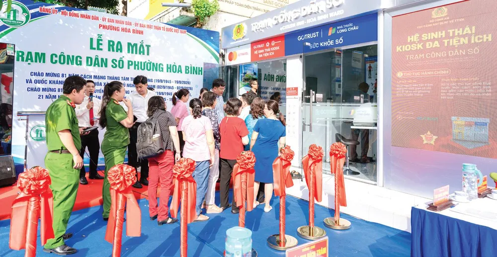 Người dân trải nghiệm dịch vụ y tế thông minh tại Trạm Công dân số