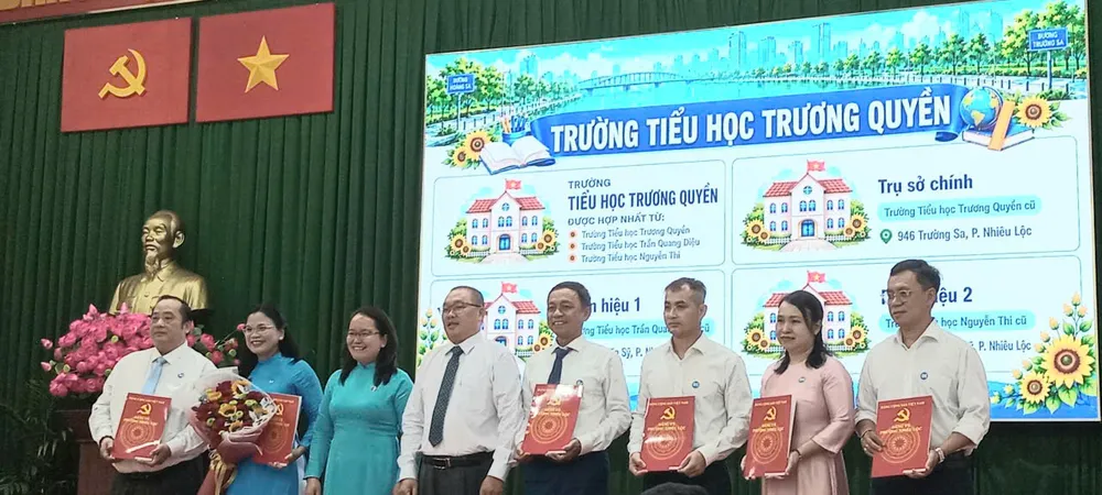 Lãnh đạo phường Nhiêu Lộc trao quyết định và tặng hoa chúc mừng nhân sự Ban Giám hiệu các trường học