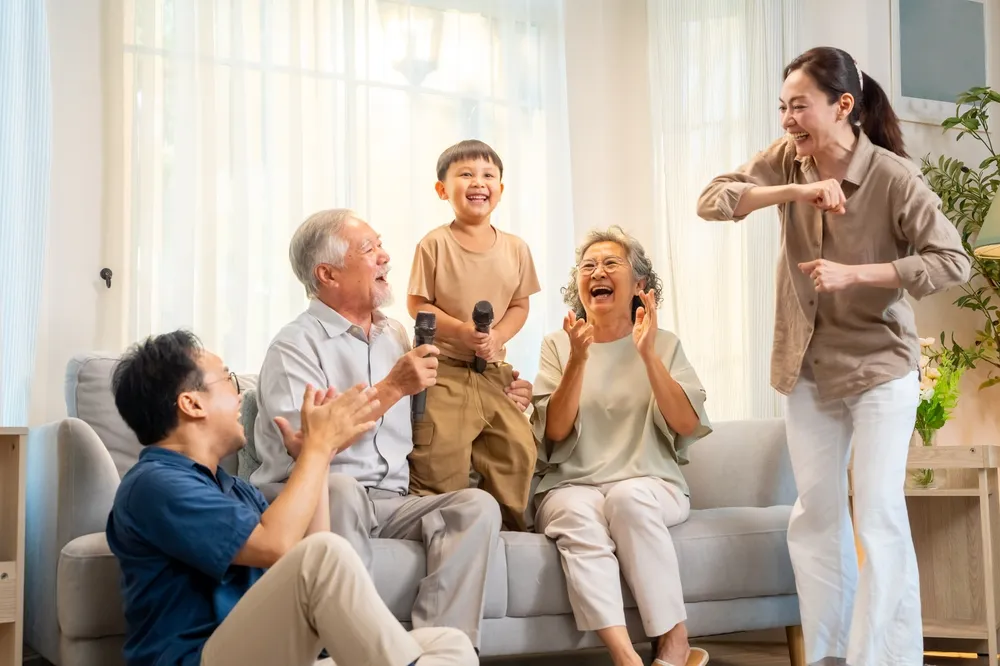 Nhiều người trung niên có xu hướng chuẩn bị sớm để chủ động khi về già. Ảnh Hà Hằng