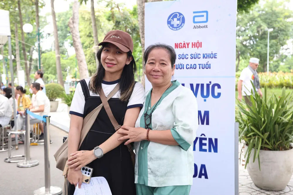 Chị Diễm Quỳnh đồng hành cùng mẹ trong ngày hội chăm sóc sức khỏe người cao tuổi