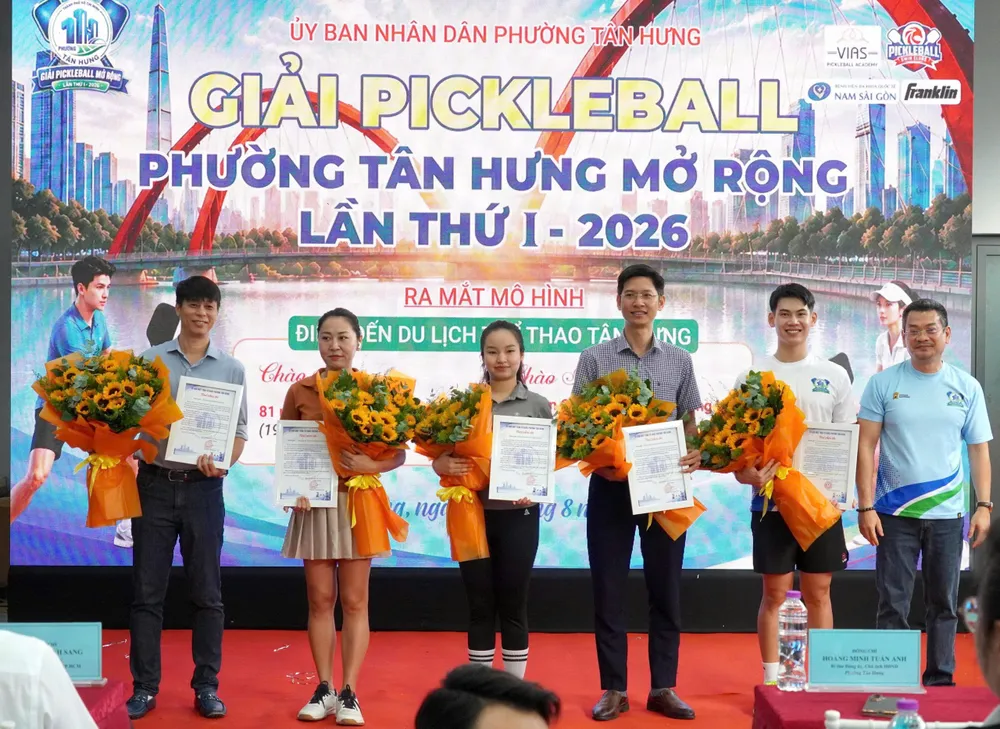 Ổng Hoàng Minh Tuấn Anh, Bí thư Đảng ủy phường Tân Hưng trao thư cảm ơn đến các đơn vị tài trợ, đồng hành cùng giải
