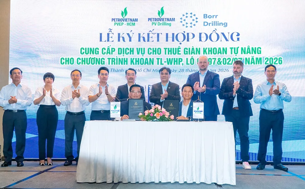 Ông Vũ Việt Hưng, Giám đốc Chi nhánh PVEP-HCM và ông Nguyễn Đình Dương – Phó Tổng Giám đốc PV Drilling, thực hiện lễ ký hợp đồng trước sự chứng kiến của lãnh đạo các bên