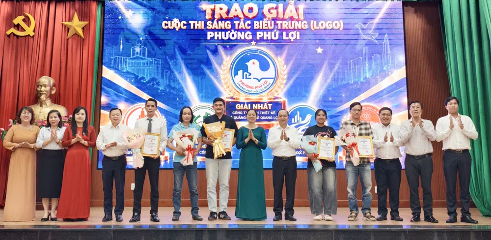Khen thưởng các tác phẩm đạt giải Cuộc thi Sáng rác biểu tượng (logo) phường Phú Lợi