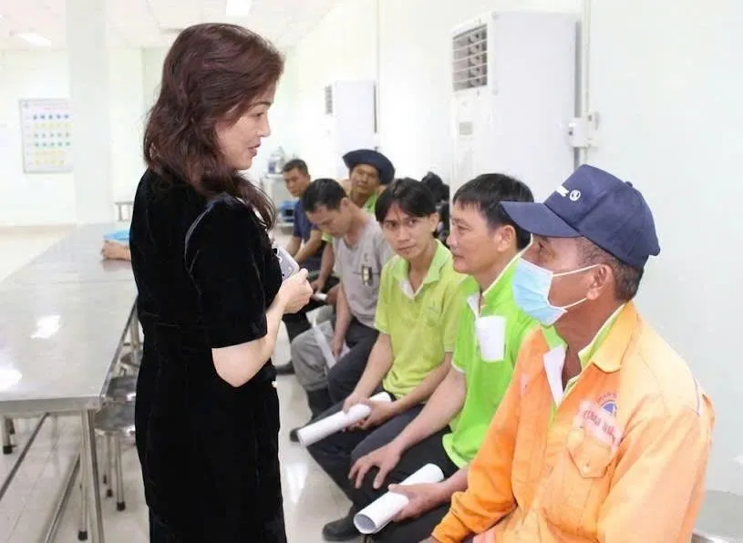 Bà Huỳnh Lan Phương, Phó Tổng Giám đốc VWS trao đổi với người lao động trong chương trình chăm lo sức khỏe, đời sống công nhân viên