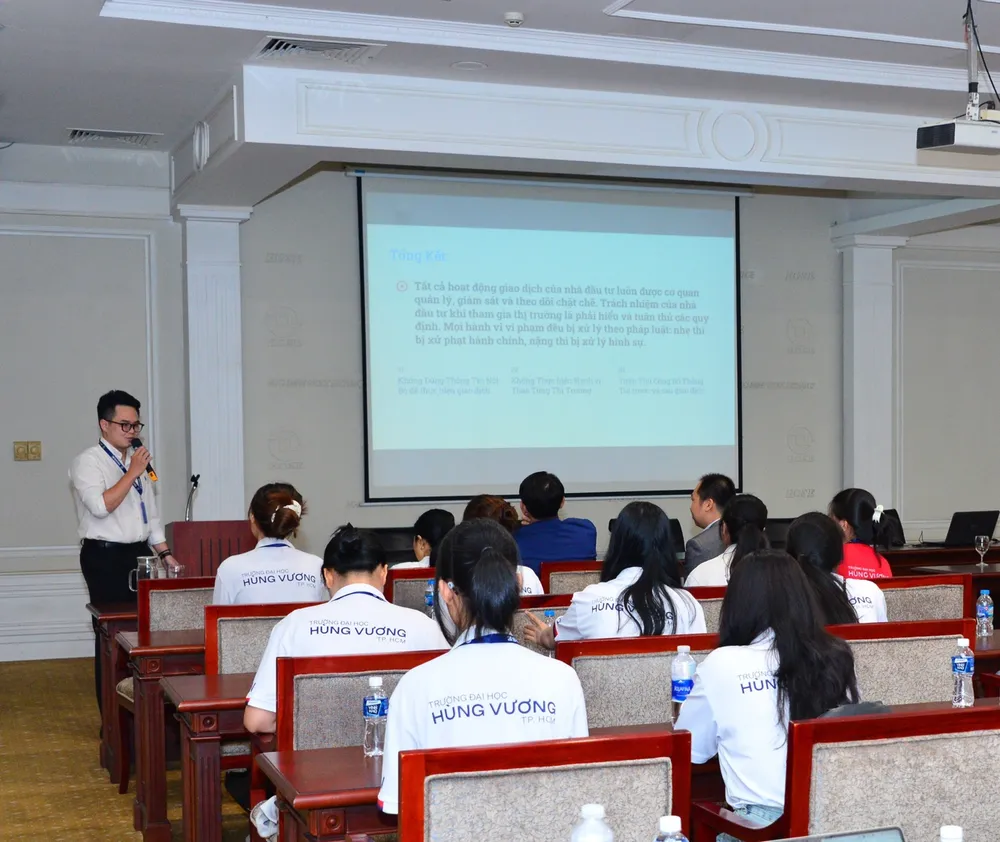 Sinh viên Đại học Tài chính - Marketing và Đại học Hùng Vương tìm hiểu về thị trường chứng khoán tại HOSE