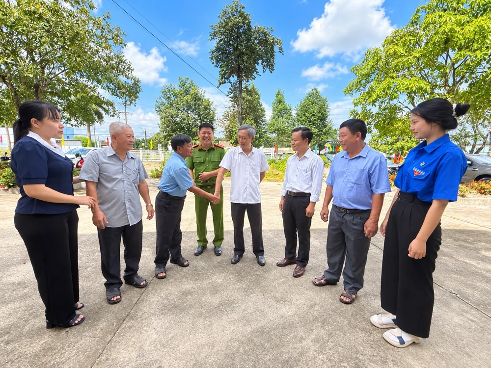 Lãnh đạo xã Minh Thạnh và Công an xã trao đổi, lắng nghe ý kiến người dân bên lề Diễn đàn