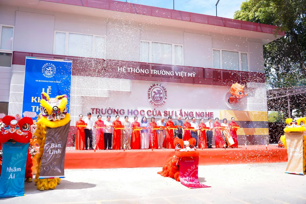 Đại biểu cắt băng khánh thành chính thức đưa Trường Tiểu học VA Schools Cơ sở Tam Thắng đi vào hoạt động