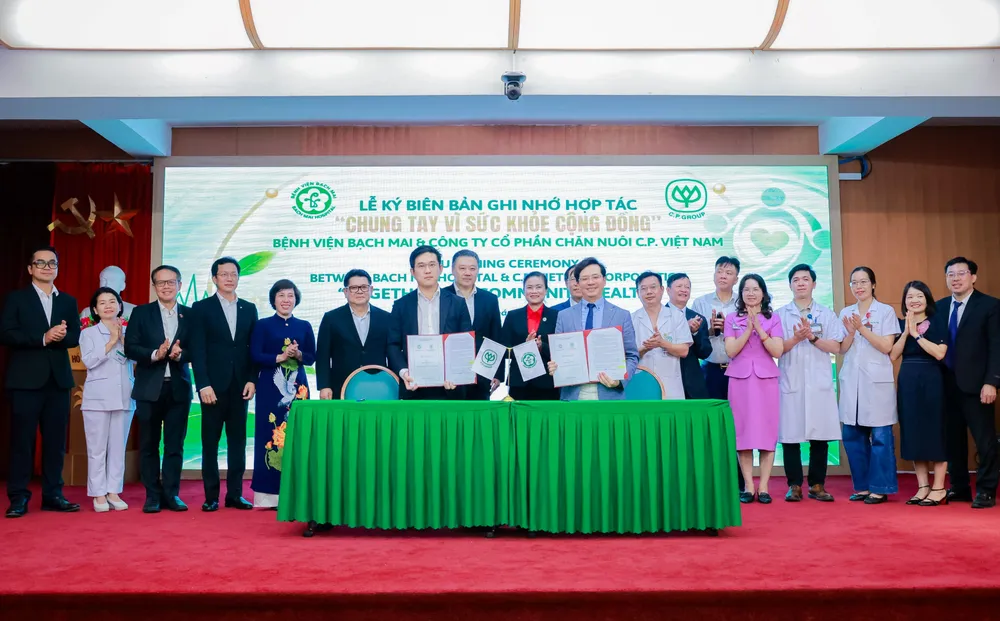 C.P. Việt Nam và Bệnh viện Bạch Mai ký kết biên bản ghi nhớ hợp tác dưới sự chứng kiến của ông Soopakij Chearavanont, Chủ tịch Tập đoàn C.P. và bà Đỗ Thị Thu Thảo, Chủ tịch Trung ương Hội Chữ thập đỏ Việt Nam. Ảnh: C.P. Việt Nam