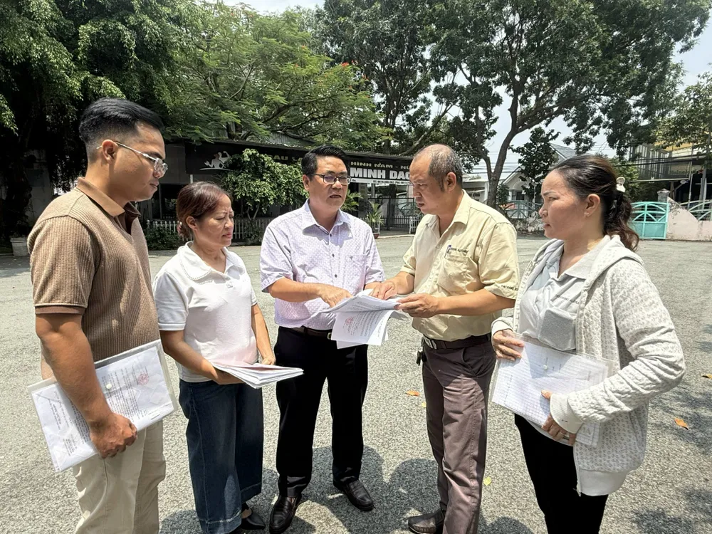 Ông Hồ Thái Hòa gặp gỡ, trao đổi với người dân để nắm bắt tâm tư, nguyện vọng trong quá trình bồi thường, giải phóng mặt bằng