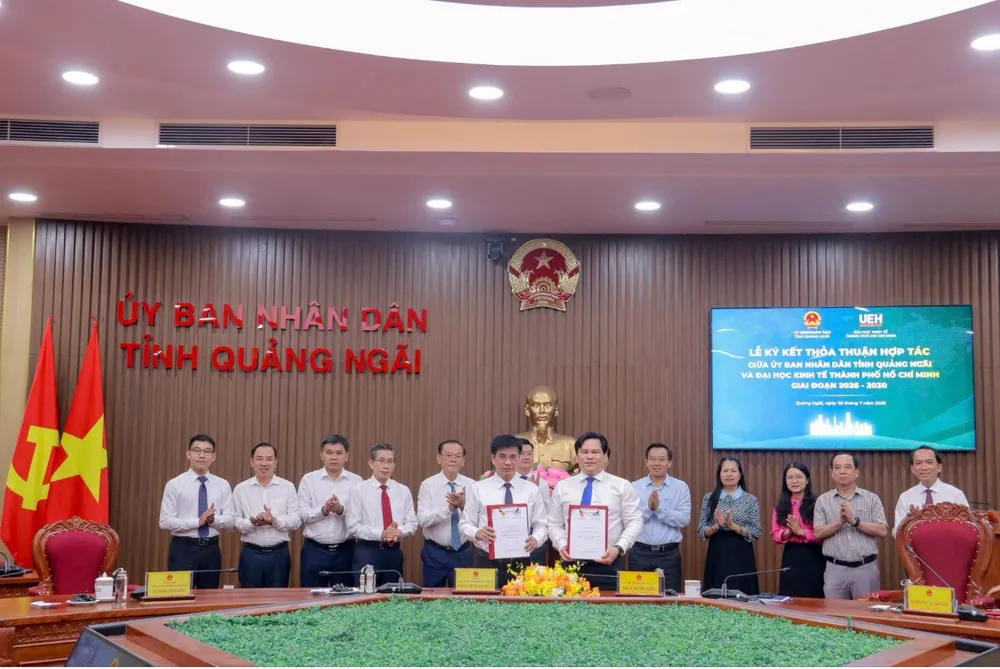 UBND tỉnh Quảng Ngãi và UEH ký kết thỏa thuận hợp tác giai đoạn 2026–2030, mở rộng phối hợp trong đào tạo, nghiên cứu, tư vấn chính sách, đổi mới sáng tạo và chuyển đổi số, 02-7-2026 - Ảnh: UEH