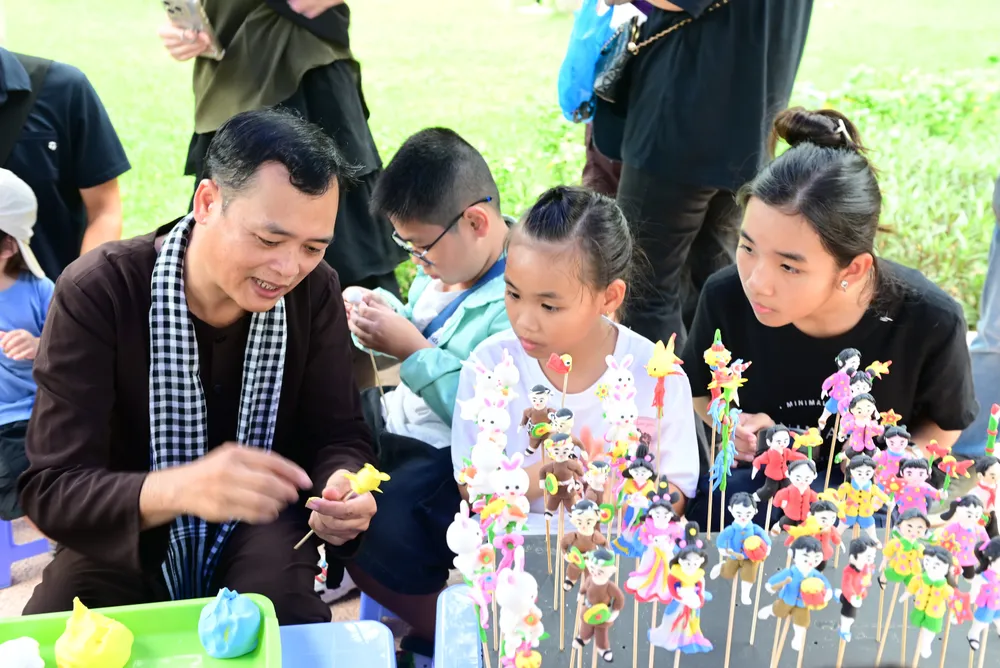 Các em thiếu nhi trải nghiệm làm Tò He