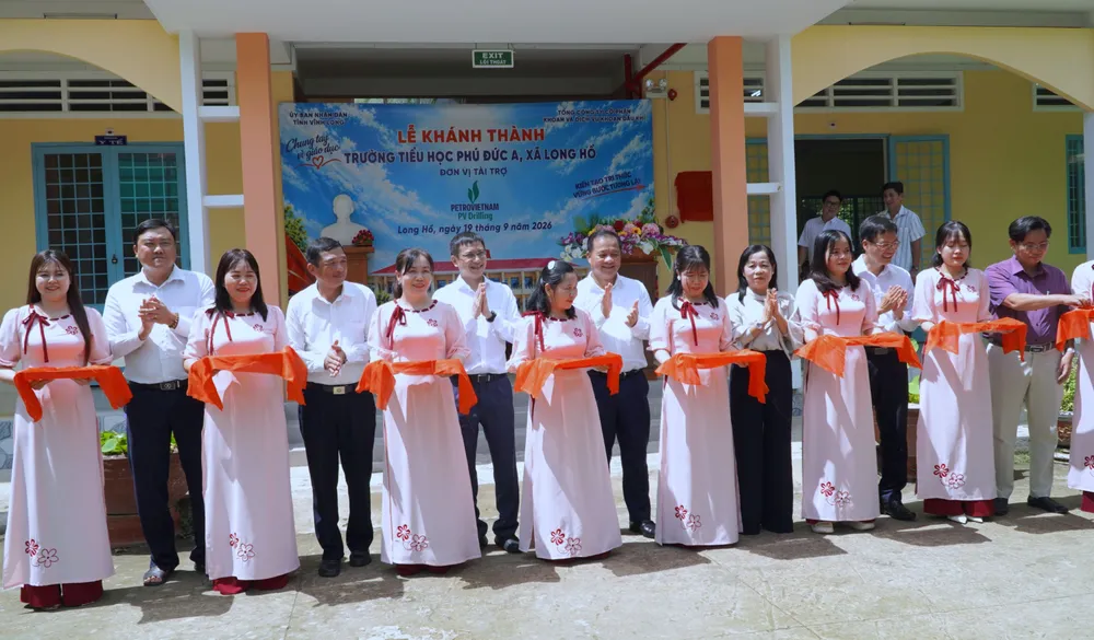 Nghi thức cắt băng khánh thành hai phân khu mới của Trường Tiểu học Phú Đức A, xã Long Hồ (nay là Trường tiểu học Long An A), sáng ngày 19-9-2026