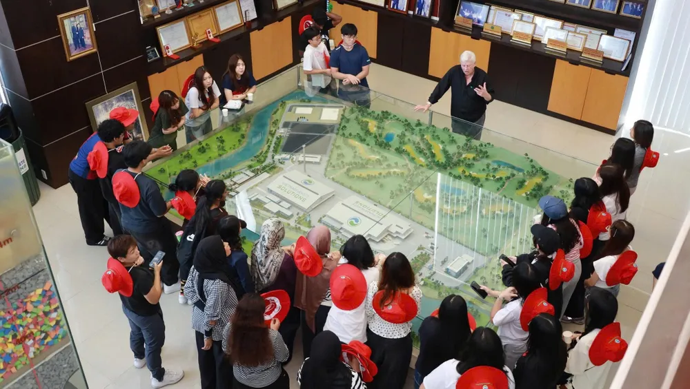 Ông Kevin Moore, Giám đốc điều hành VWS chia sẻ với đoàn sinh viên Singapore về các hoạt động tại Khu liên hợp xử lý chất thải Đa Phước